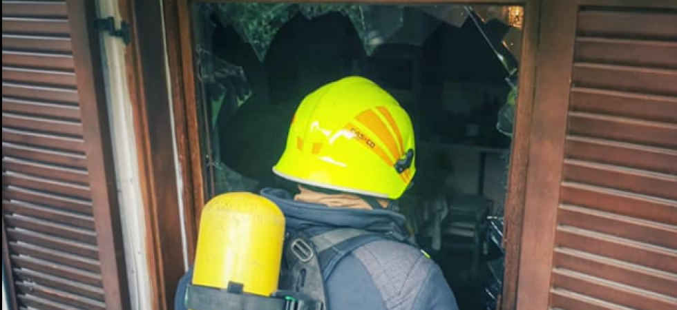 Foto Vigili del fuoco di Merano Incendio in un appartamento e le finestre restano chiuse, muore un 55enne intossicato dai fumi