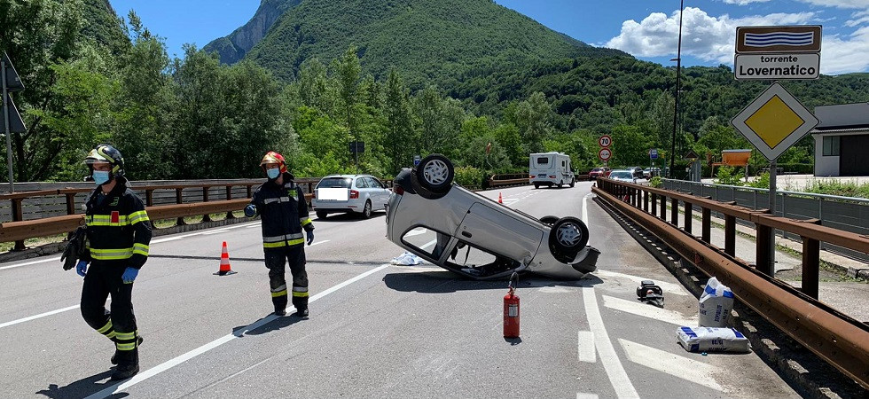 Salta la precedenza e centra un'auto