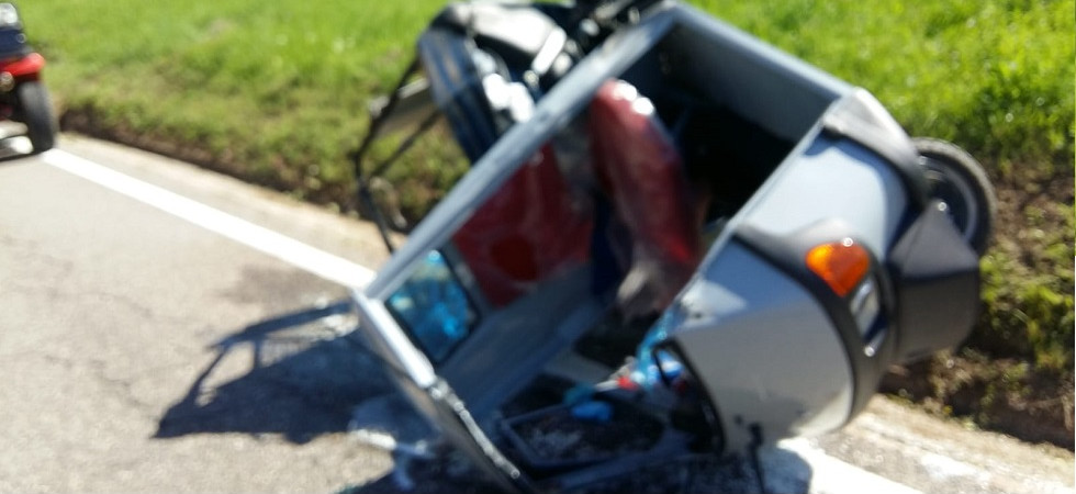 Violento scontro auto-ape, il motocarro viene sbalzato a bordo strada e si rovescia