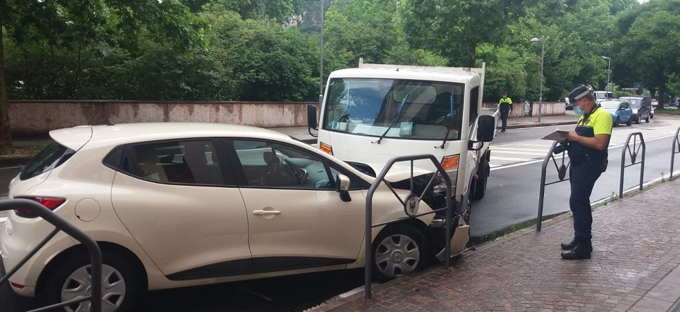 Frontale furgone-auto, traffico in via Sanseverino paralizzato