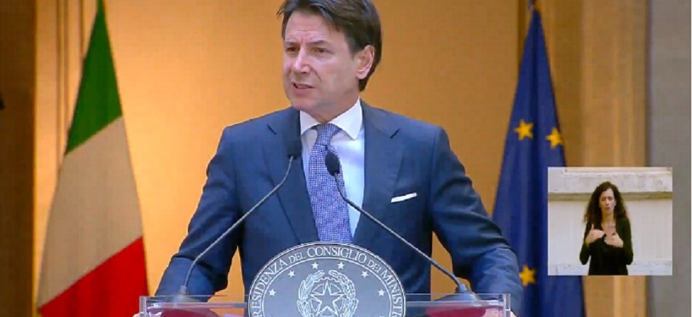 Coronavirus, Conte: Ci meritiamo il sorriso e l'allegria dopo settimane di duri sacrifici ma non abbassiamo la guardia