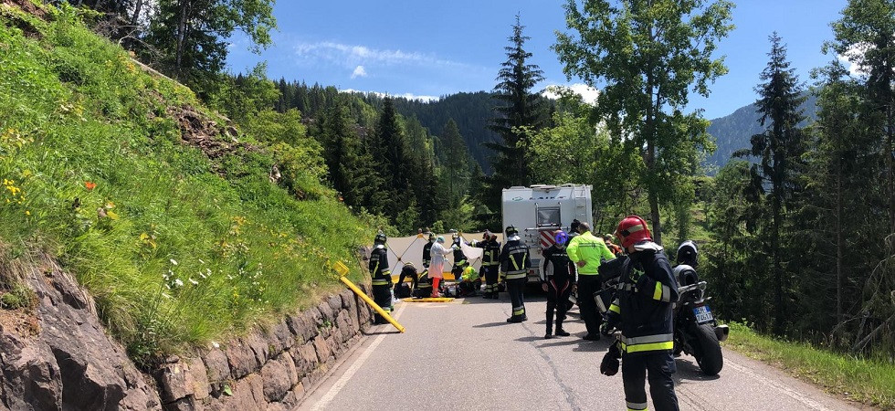 Scontro moto-camper, un centauro finisce a terra e sbatte sull'asfalto