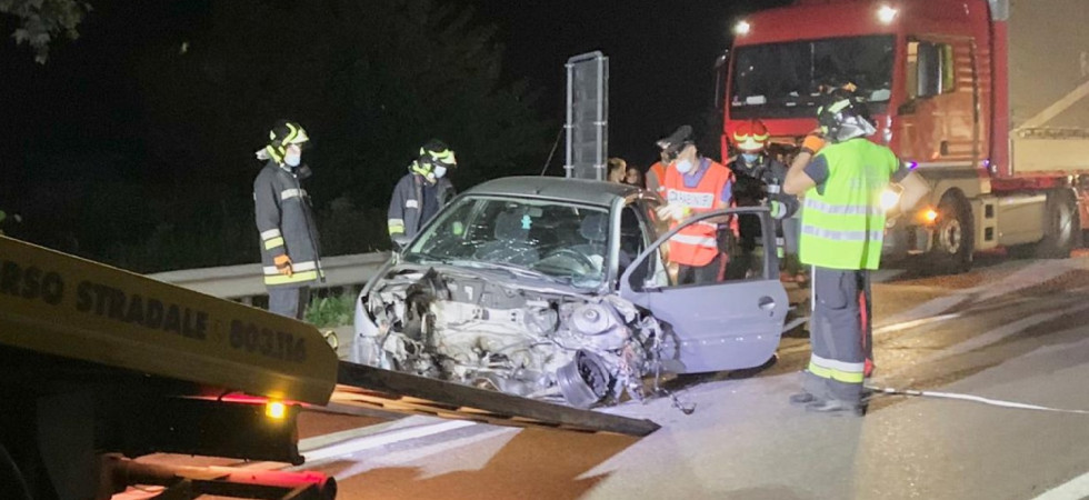 Paura nella notte, con l'auto si schianta contro una barriera