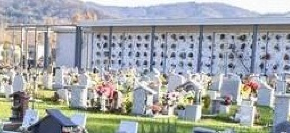 Foto archivio Raid in cimitero, aprono una bara e rubano i gioielli