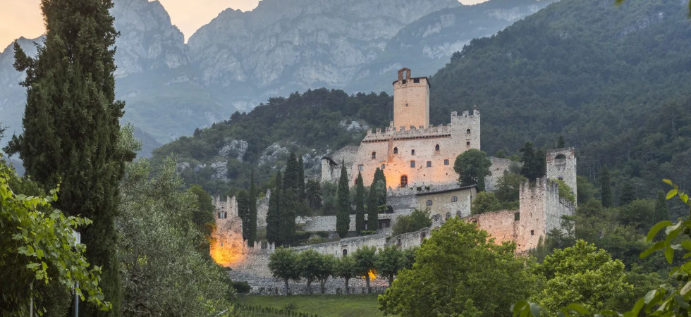 Foto tratta da : https://www.fondoambiente.it/luoghi/castello-di-avio E' tra le costruzioni più antiche del Trentino, il Castello di Avio con i suoi torrioni ha riaperto i battenti