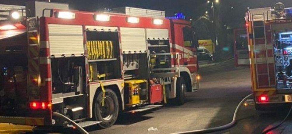 Foto archivio Una nube di fumo e le fiamme, accorrono i vigili del fuoco per un incendio camino
