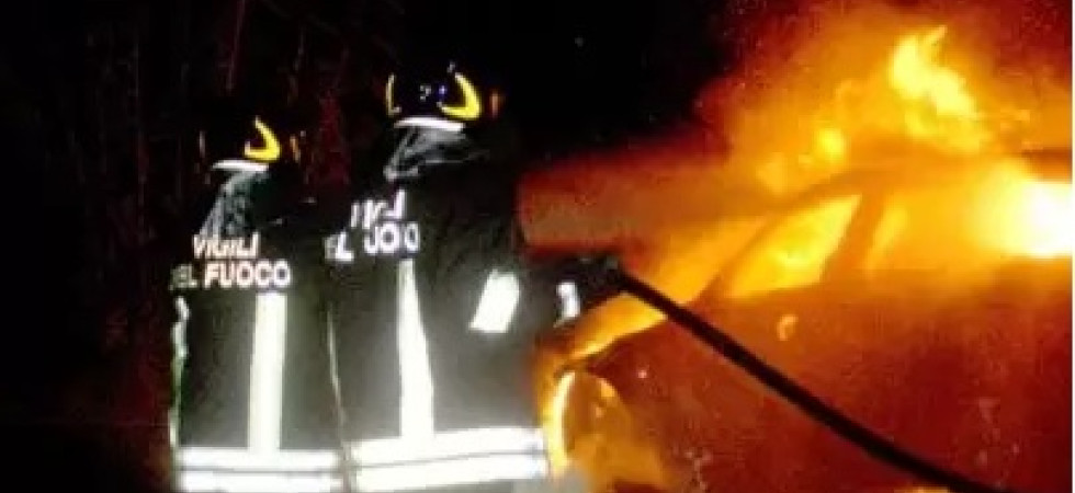 Incendio nella notte sul Garda, a fuoco una decina di auto