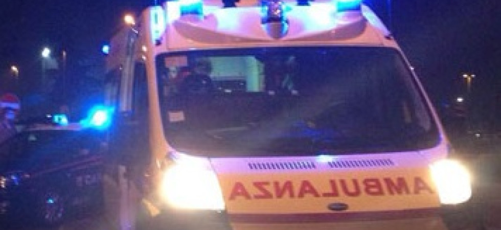 Lite nella notte, una ragazza di 19 anni ferita con un coccio di bottiglia