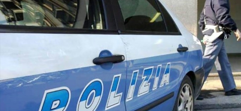 Chiama 'serva' la moglie, la minaccia di morte e aggredisce i figli