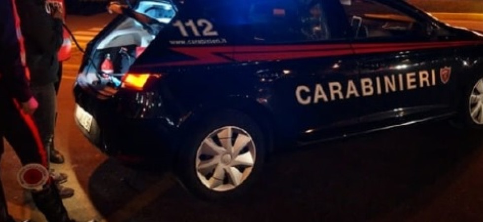 Si mette alla guida completamente ubriaco, ritirata la patente a un 22enne e sequestrata l'auto