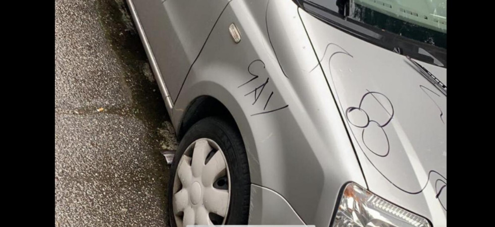 Foto tratta da Gaycenter.it Trova l'automobile ricoperta di scritte omofobe, l'Arcigay: Atto gravissimo, le istituzioni intervengano''
