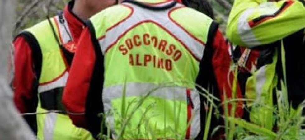 Esce per una passeggiata e precipita in una scarpata