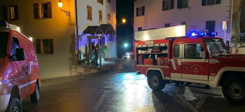 Esce di strada e si schianta contro un muro, paura per una 35enne trasportata in ospedale in codice rosso