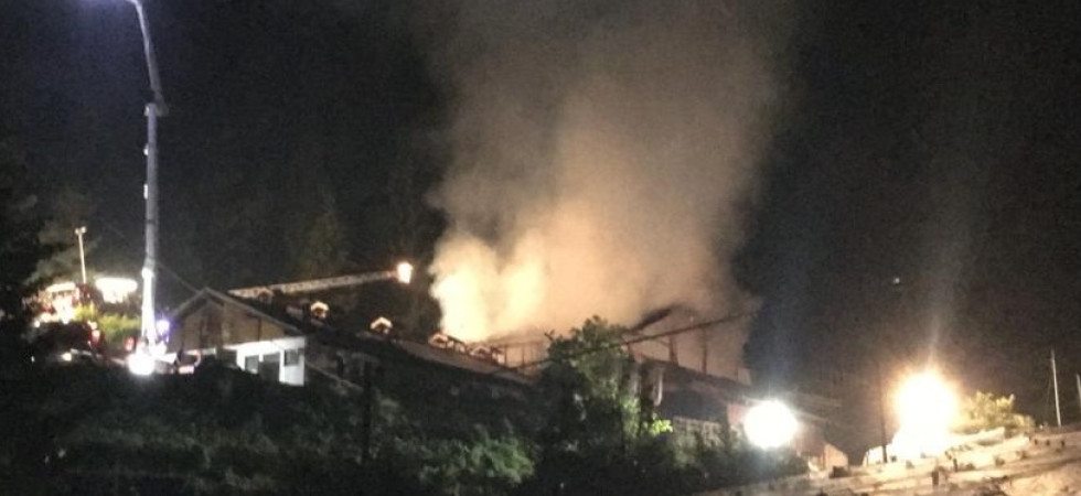 Incendio nella notte, in fiamme un fienile