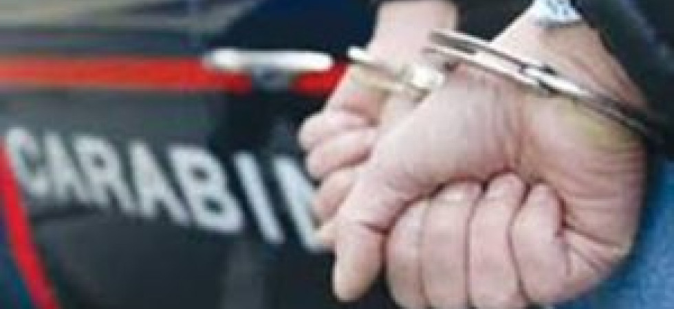 Si rifiuta di dare le proprie generalità e al grido di “Non potete fare come in America” si lancia contro i carabinieri