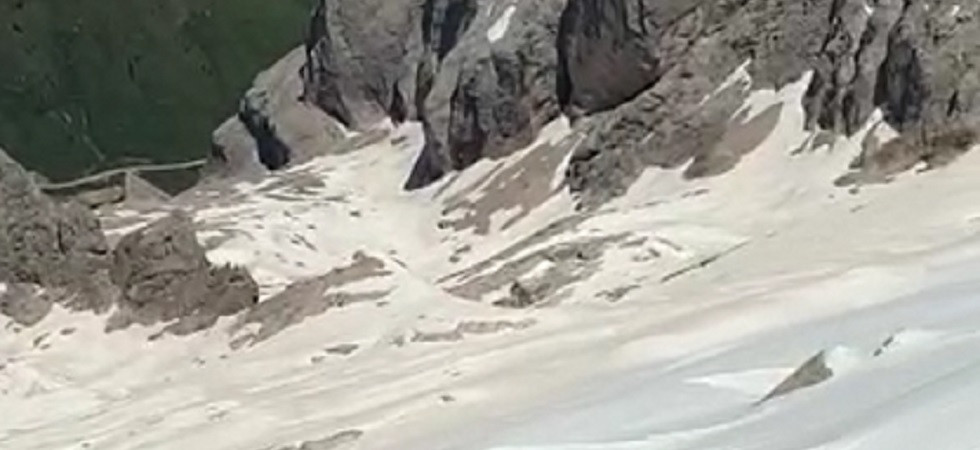Valanga sulla Marmolada, un 46enne viene trascinato per 300 metri in un canale mentre fa scialpinismo
