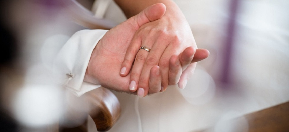 Il lockdown blocca il matrimonio e le dita intanto si ingrossano