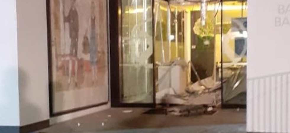Foto tratta da Fb enoteca Brennerei Wezl Paura della notte, è stato fatto esplodere un bancomat