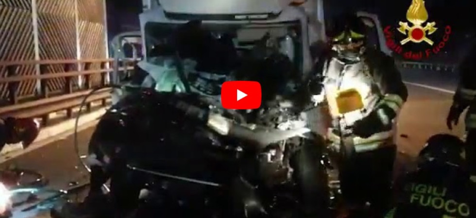 (VIDEO e FOTO) Schianto in A22, furgone contro un mezzo pesante: un ragazzo di 22 anni estratto dalle lamiere