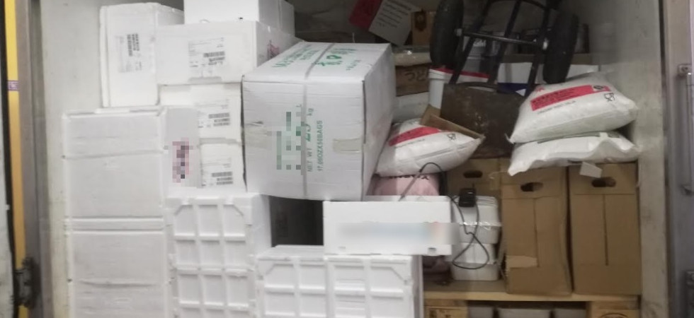 Cibo per ristoranti cinesi trasportato in mezzo allo sporco, confezioni aperte e pesce con tracciabilità non chiara