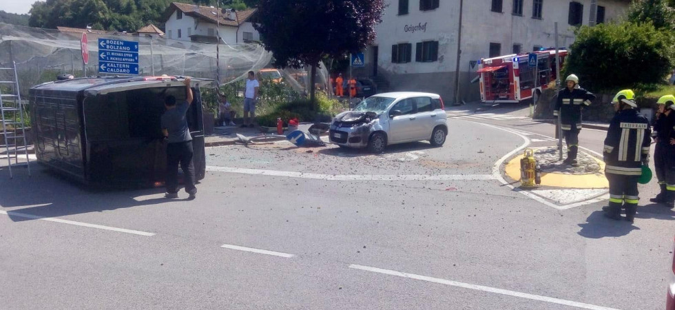 Sbatte contro un furgone, che nell'impatto si ribalta