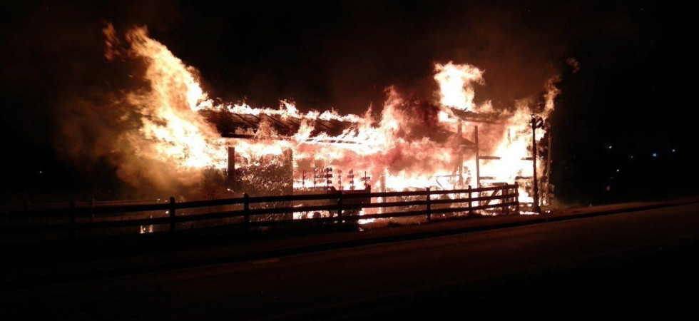 Ipotesi dolo sull'incendio che ha distrutto il deposito del comandante della polizia locale