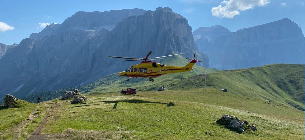 Una biker davanti a lui cade lungo il sentiero, un 42enne perde a sua volta il controllo della bici e frana a terra
