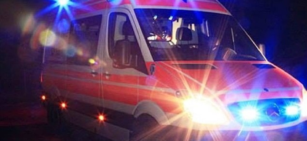 Una 70enne cammina in ciclabile ma viene centrata da una bici, grave in ospedale