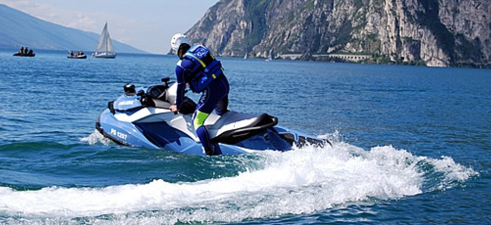 Sfreccia in acquascooter tra le barche dei turisti, 42enne altoatesino fermato dopo un inseguimento e multato con 3.800 euro