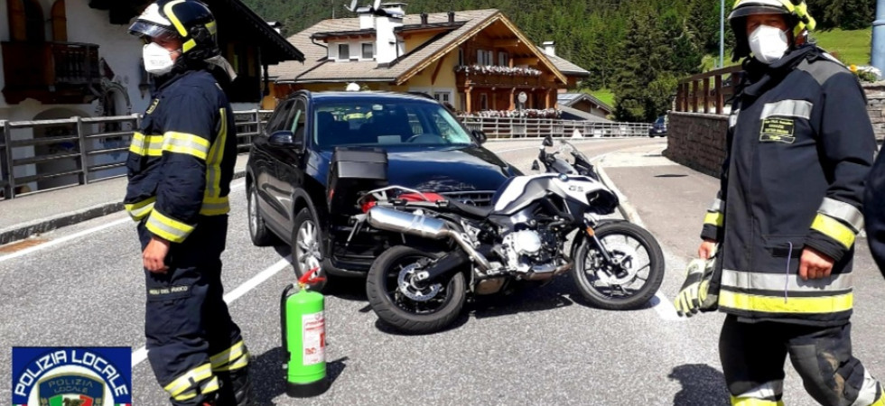 Svolta in auto e viene centrato da una moto, un centauro sbalzato a terra e trasferito in ospedale