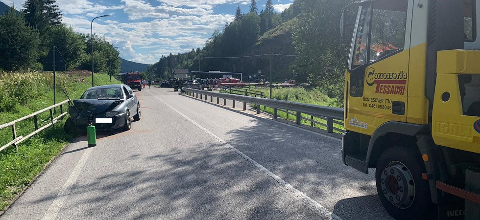 Scontro tra quattro auto: 6 persone coinvolte, anche un 92enne e un 20enne