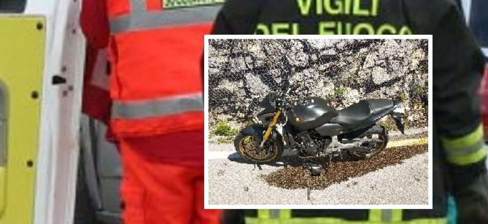 Perde il controllo della moto e finisce per schiantarsi