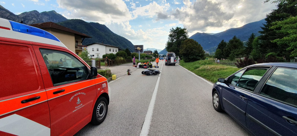 Un motociclista di 36 anni sbatte violentemente sull'asfalto, gravissimo incidente in Valsugana