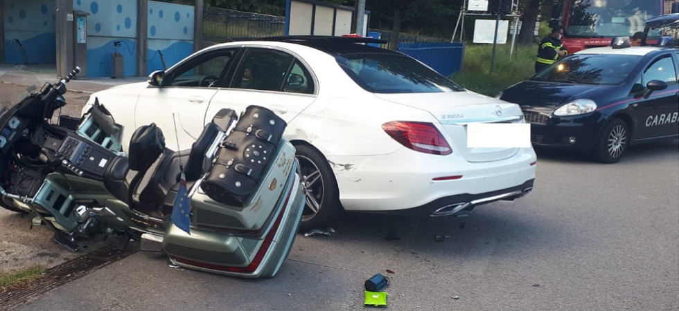 Un'auto svolta per entrare al lavaggio e viene centrata da una moto in sorpasso, due persone sbalzate sull'asfalto