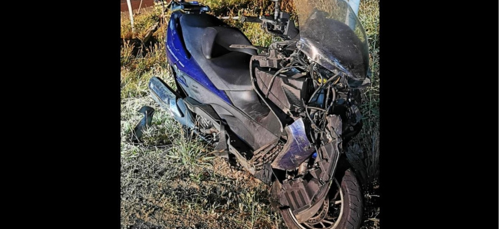 Sbaglia la semicurva, perde il controllo della moto e finisce fuori strada in mezzo alla campagna