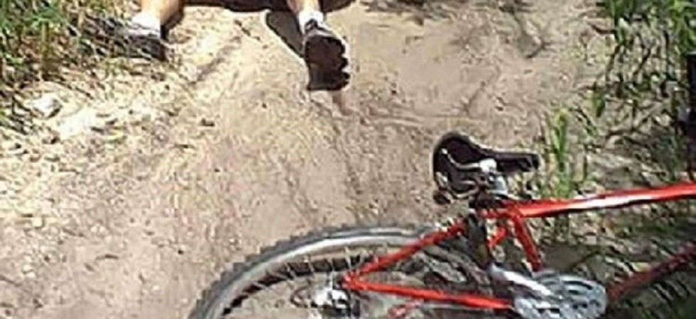 Cade in bicicletta riportando un trauma al torace: 12enne trasportato all'ospedale