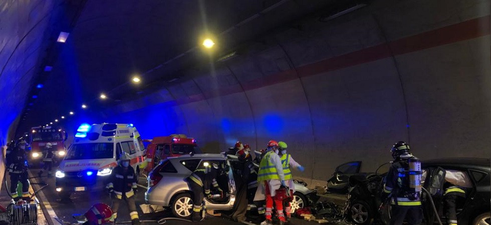 Violentissimo frontale in galleria, 5 persone coinvolte restano incastrate nelle lamiere