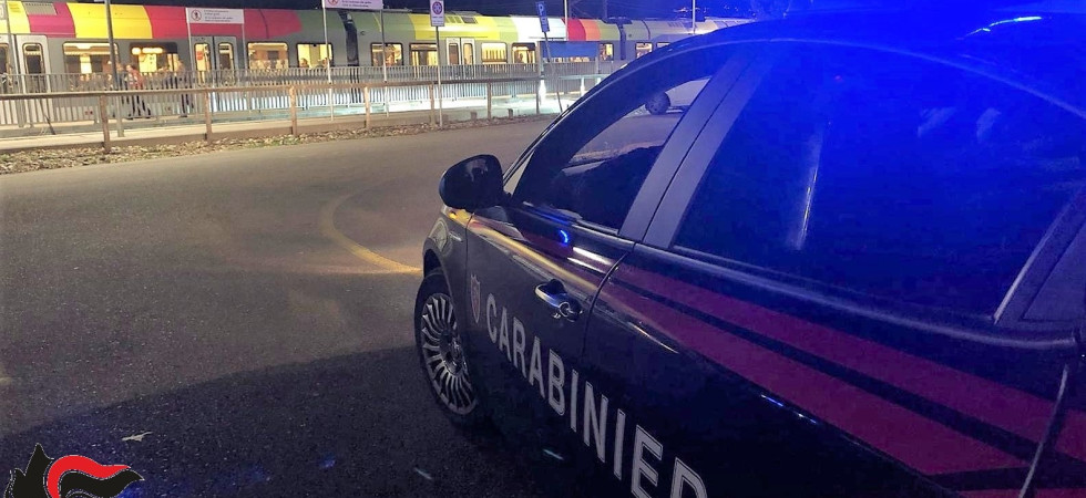 Paura a bordo treno, ferroviere minacciato e aggredito con un coltello da cucina: denunciato un 32enne