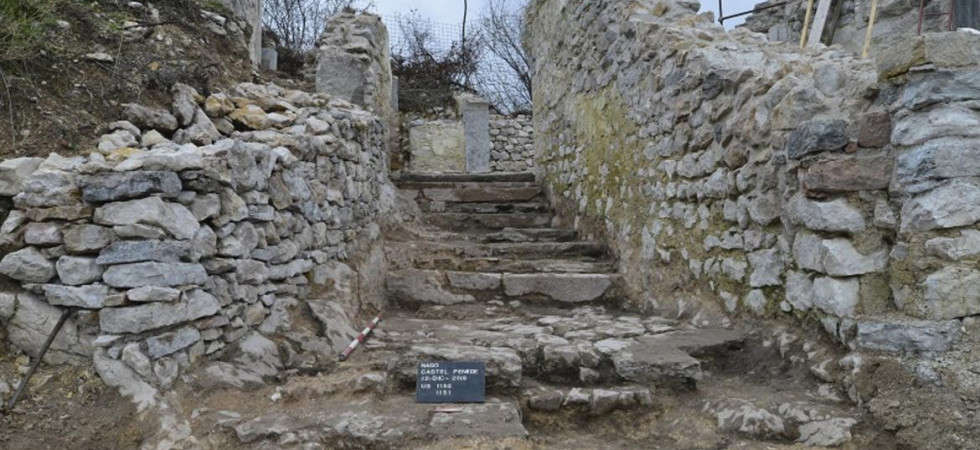 Enormi terrazzamenti e scalinate monumentali, così i Romani fortificarono il Dosso di Castel Penede, "guardiano" del Garda