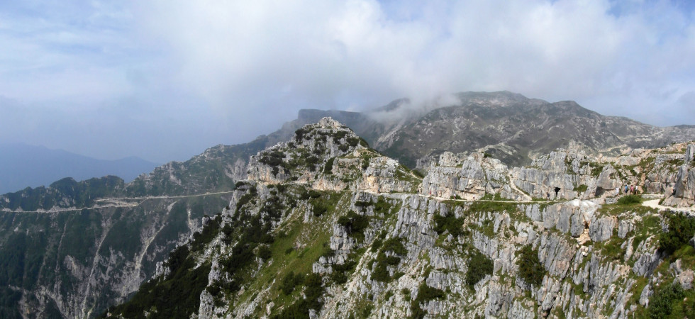 Cade a terra con la mountain bike a pedalata assistita