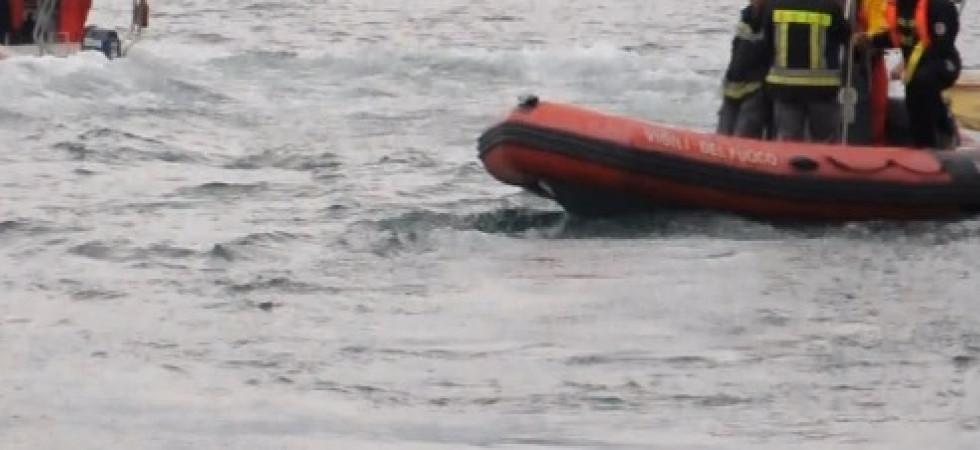 Dramma nel lago di Garda, 23enne si tuffa dal pedalò e sparisce sott'acqua
