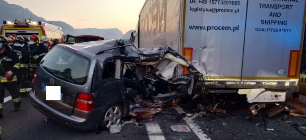 Tragedia in Autostrada, un morto e un ferito grave: auto tampona violentemente un autoarticolato e si incastra sotto il