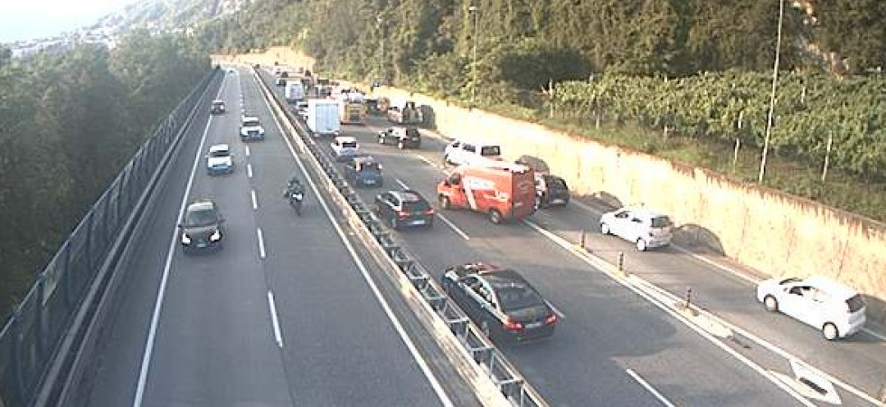 Scontro auto-moto in collina, traffico in tilt sulla Valsugana