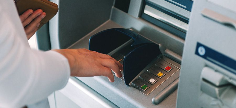 Con pistole alla mano (finte) e passamontagna tentano due rapine al Bancomat ma falliscono miseramente