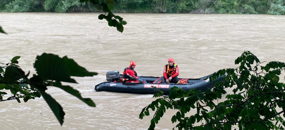 Viene visto in difficoltà da un passante, i vigili del fuoco salvano un uomo nel fiume Adige