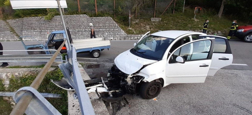 Violento scontro auto - Ape, quattro persone ferite