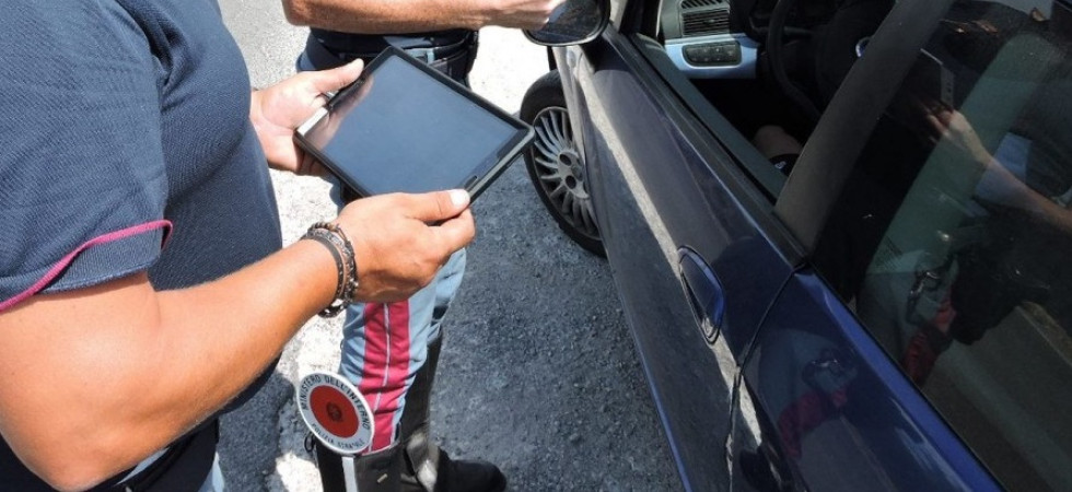 La polizia gli sequestra l'auto perchè priva di polizza, 33enne scopre di essere stata truffata da un falso assicuratore