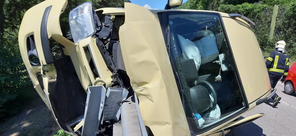 L'auto si incastra contro il guard-rail e rimane in bilico, grave incidente in Vallagarina