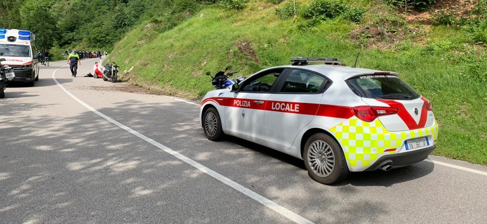 Sbaglia la curva in moto, sale sulla parete e piomba in mezzo alla carreggiata