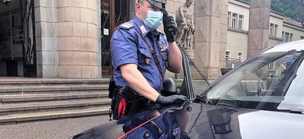 Spaccia davanti alla stazione e cerca di colpire i carabinieri, 23enne bloccato con lo spray al peperoncino